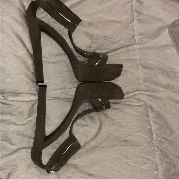 Gucci T Strap Sandle - Picture 7 of 8